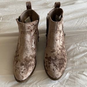 Size 8 American Eagle booties, purple velvet